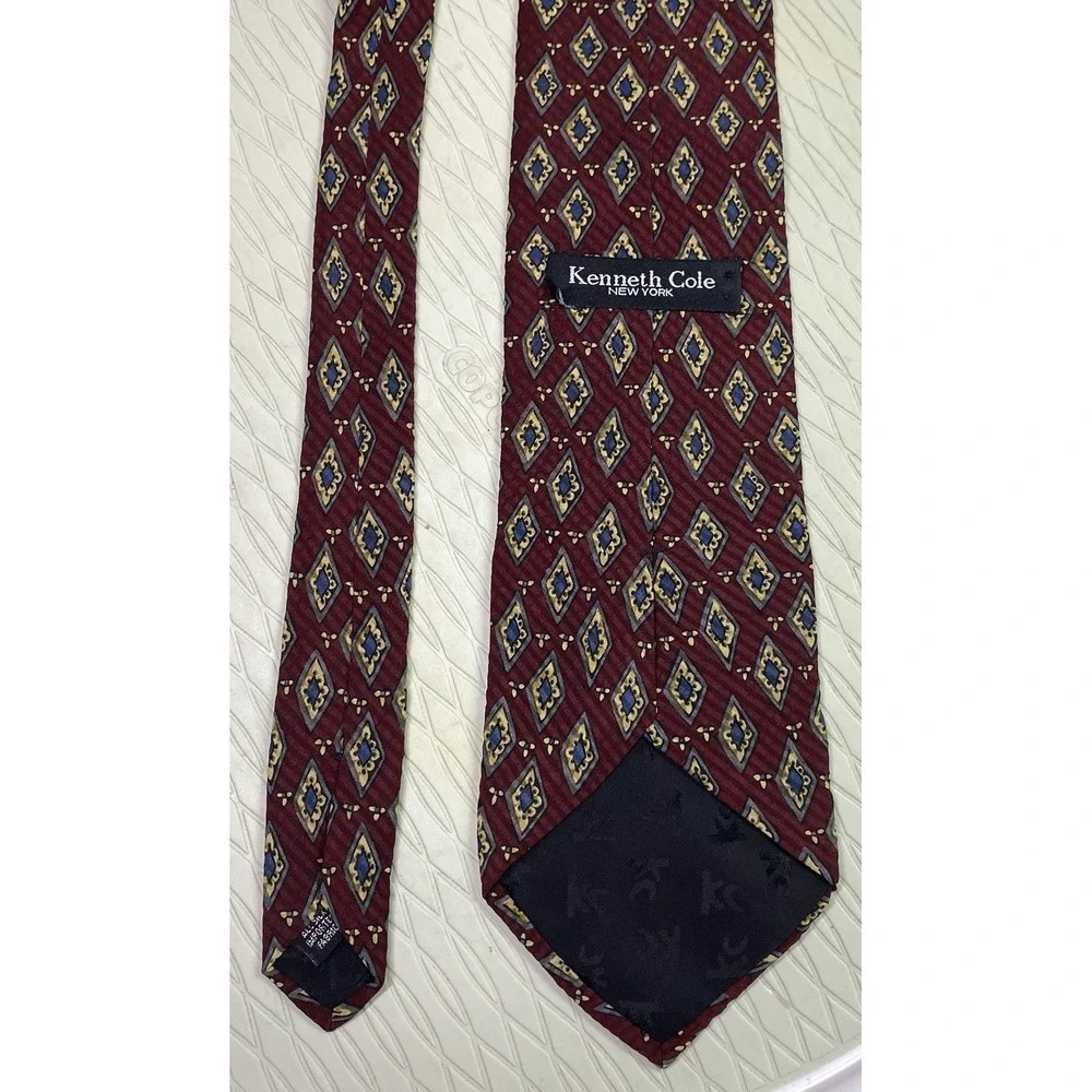 KENNETH COLE MENS TIE‎ RED W/BEIGE & BLUE 100% Silk 58